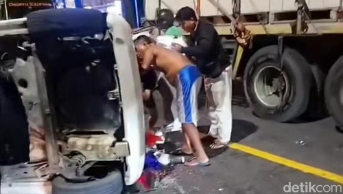 Mobil terguling akibat tabrakan beruntun di Jalan Denpasar-Gilimanuk, Kelurahan Sempidi, Kecamatan Mengwi, Badung, Bali, Rabu (11/12/2024). (Tangkapan layar)