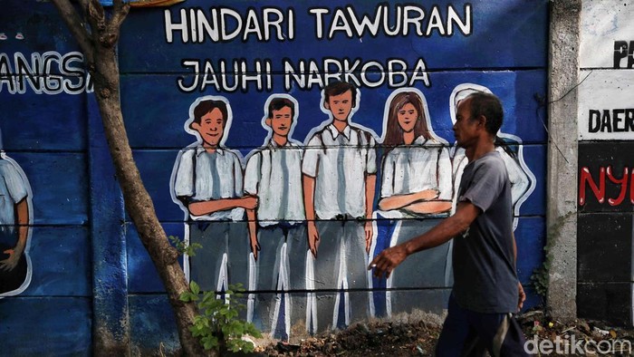 Mural Ajak Jaga Lingkungan dan Jauhi Narkoba Hiasi Tanjung Priok Sejumlah warga melintas di depan mural kawasan Warakas, Tanjung Priok, Jakarta Utara, Kamis (12/12/2024). Mural bertemakan pesan sosial itu memberikan pesan untuk menghindari narkoba, tawuran dan menjaga lingkungan.