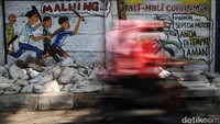Mural ini mengimbau masyarakat untuk hati-hati terhadap curanmor yang masih merajalela.
