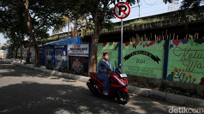 Mural Ajak Jaga Lingkungan dan Jauhi Narkoba Hiasi Tanjung Priok Sejumlah warga melintas di depan mural kawasan Warakas, Tanjung Priok, Jakarta Utara, Kamis (12/12/2024). Mural bertemakan pesan sosial itu memberikan pesan untuk menghindari narkoba, tawuran dan menjaga lingkungan.