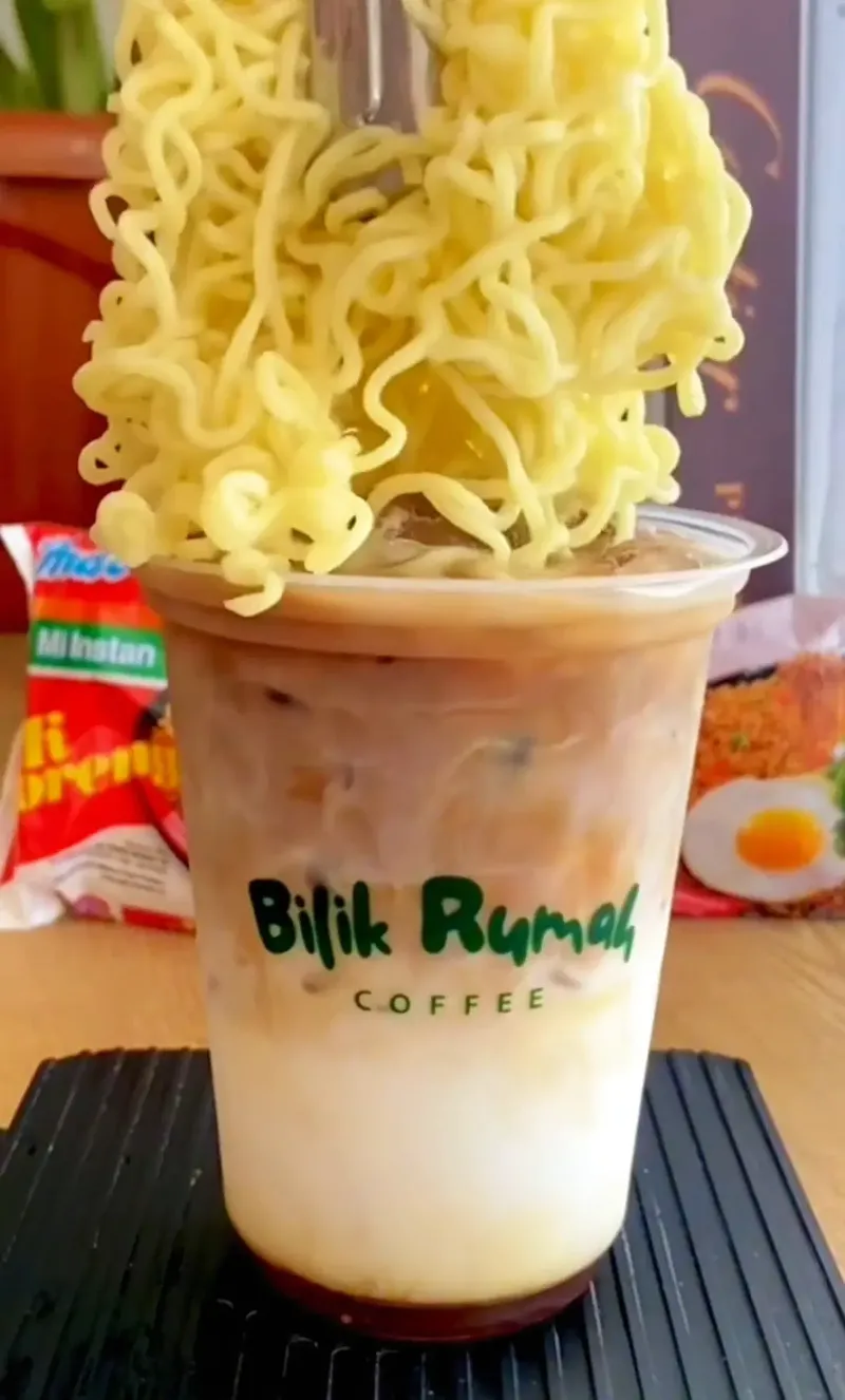 Nyeleneh! Kafe Ini Tawarkan Es Kopi Topping Indomie Goreng