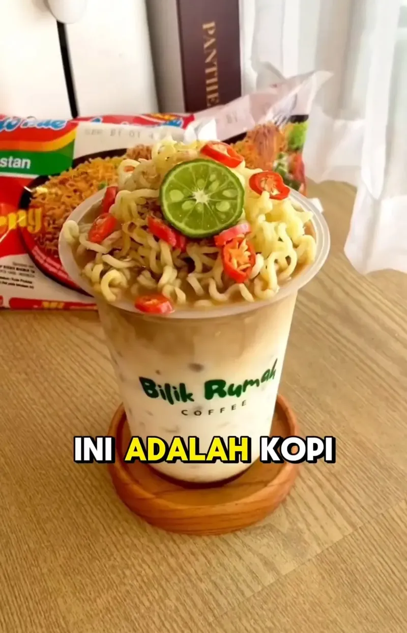 Nyeleneh! Kafe Ini Tawarkan Es Kopi Topping Indomie Goreng