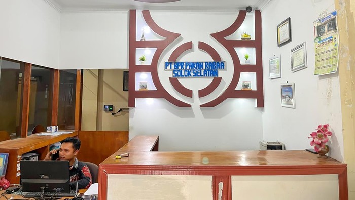 OJK cabut izin usaha bank