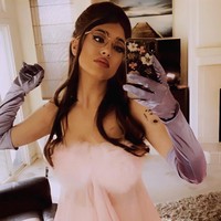 Paige Neimann semakin dibanjiri hujatan karena membuka akun OnlyFans pada 2022. Ia dianggap memanfaatkan kemiripannya dengan Ari untuk menjual konten-konten yang bisa jadi mengganggu. Akun media sosial Paige sendiri sering dilaporkan fans. Beberapa waktu lalu ia pernah diblokir di TikTok.Foto: Dok. Instagram/TikTok Paige Niemann