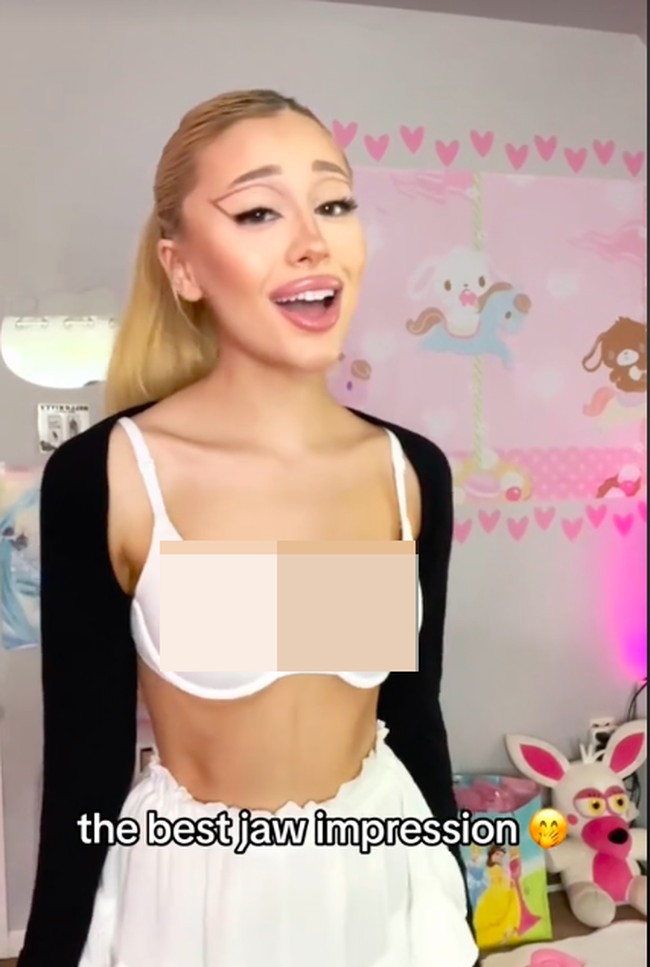 Banyak cosplayer atau impersonator yang mencoba meniru gaya artis. Wanita bernama Paige Niemann jadi perbincangan karena kemiripannya dengan Ariana Grande ketika memakai baju dan riasan mirip sang penyanyi.Foto: Dok. Instagram/TikTok Paige Niemann