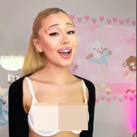 Banyak cosplayer atau impersonator yang mencoba meniru gaya artis. Wanita bernama Paige Niemann jadi perbincangan karena kemiripannya dengan Ariana Grande ketika memakai baju dan riasan mirip sang penyanyi.Foto: Dok. Instagram/TikTok Paige Niemann