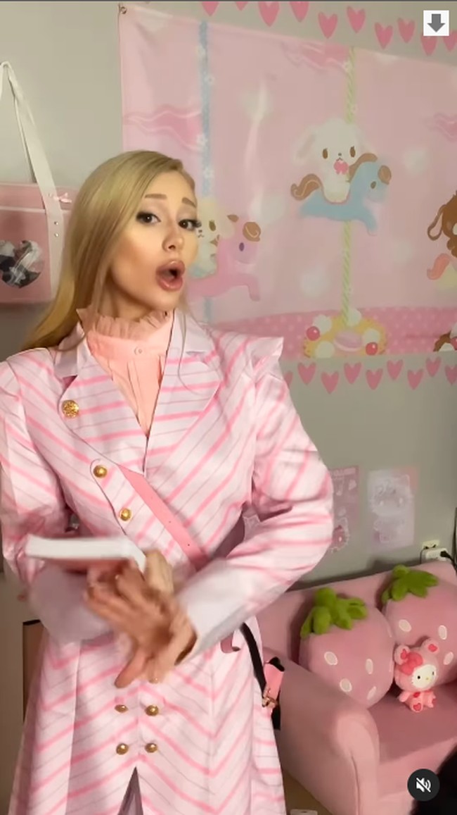 Paige Niemann sudah mulai meniru Ariana Grande sejak enam tahun lalu. Namun baru-baru ini wanita 19 tahun itu kembali diperbincangkan bahkan menuai hujatan karena video terbarunya yang meniru karakter Ari di film ‘Wicked’.Foto: Dok. Instagram/TikTok Paige Niemann