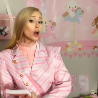 Paige Niemann sudah mulai meniru Ariana Grande sejak enam tahun lalu. Namun baru-baru ini wanita 19 tahun itu kembali diperbincangkan bahkan menuai hujatan karena video terbarunya yang meniru karakter Ari di film ‘Wicked’.Foto: Dok. Instagram/TikTok Paige Niemann