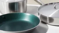 Fungsi wajan anti lengket dari Copper dikatakan setara dengan wajan cast iron. Saking tinggi kualitasnya, satu set alat masak ini dibanderol Rp 4,4 juta. Foto: The Strategist