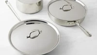 Mulai dari chef hingga food writer memuji kualitas set wajan dari All-Clad D3. Wajan berbahan stainless steel yang diandalkan oleh chef profesional ini harganya dijual Rp 8,7 juta. Foto: The Strategist