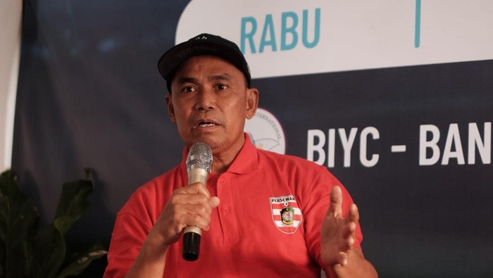 Pelatih kepala Persewangi Syamsuddin Batola saat launching manajemen Persewangi di Yach Club Banyuwangi