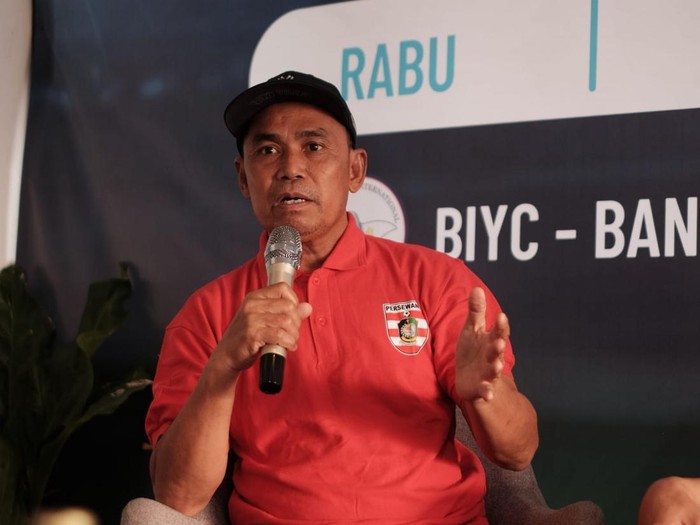 Pelatih kepala Persewangi Syamsuddin Batola saat launching manajemen Persewangi di Yach Club Banyuwangi