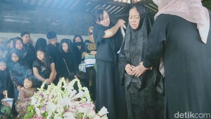 Pemakaman  almarhum dalang Warseno Slank di Juwiring, Klaten.