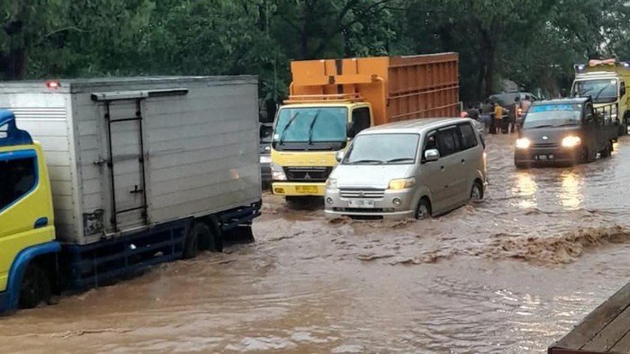 Penampakan banjir rendam jalan Pantura di Pasuruan