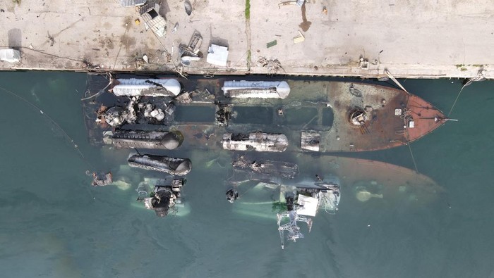 Israel menghancurkan kapal perang Suriah di Latakia usai rezim Assad tumbang.  Fasilitas militer di Aleppo, Damaskus, dan Latakia juga jadi sasaran.