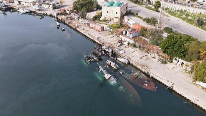 Israel menghancurkan kapal perang Suriah di Latakia usai rezim Assad tumbang.  Fasilitas militer di Aleppo, Damaskus, dan Latakia juga jadi sasaran.