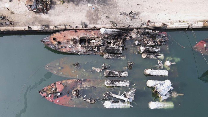 Penampakan Kapal Suriah yang Hancur Usai Serangan Israel Israel menghancurkan kapal perang Suriah di Latakia usai rezim Assad tumbang. Fasilitas militer di Aleppo, Damaskus, dan Latakia juga jadi sasaran.