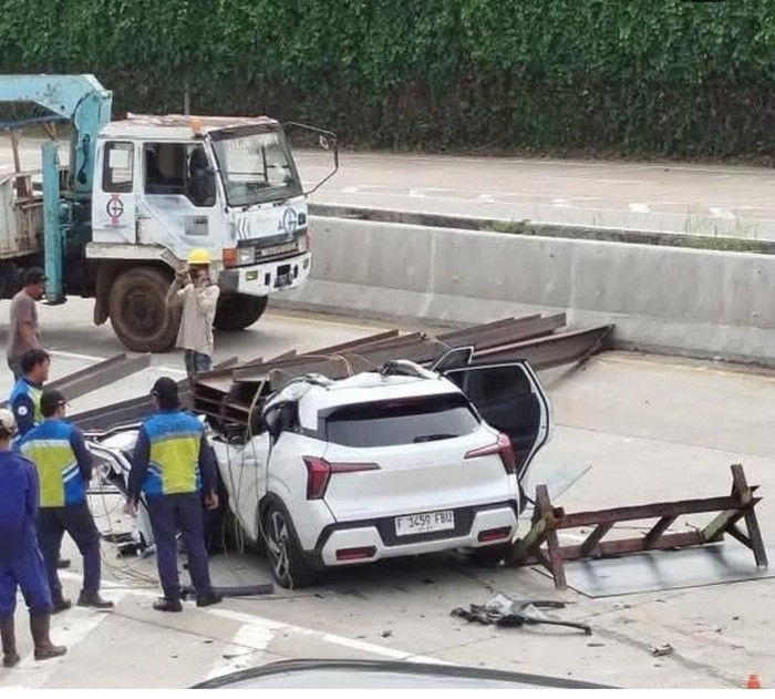Penampakan mobil Mitsubishi XForce ringsek tertimpa muatan pelat besi di Tol Andara.