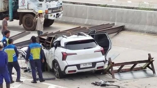 Penampakan mobil Mitsubishi XForce ringsek tertimpa muatan pelat besi di Tol Andara.