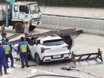 Pelajaran dari Kecelakaan Mitsubishi Xforce Ketiban Muatan Pelat Besi hingga Ringsek