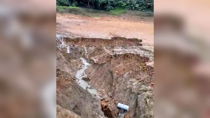 Penampakan telaga yang tiba-tiba menyusut hingga kering di Kebumen, Kamis (12/12/2024).