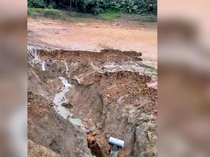 Penampakan telaga yang tiba-tiba menyusut hingga kering di Kebumen, Kamis (12/12/2024).