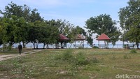 Dikelilingi oleh pepohonan hijau dan berada hanya beberapa langkah dari pasir putih pantai, villa ini juga menjadi tempat andalan untuk beristirahat sejenak.  