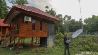Meski letak villa Pantai Kampa cukup jauh dari pusat kota, kamu tak perlu takut soal jaringan internet. Pasalnya, lokasi Pantai Kampa telah terjamah dengan akses internet. Homestay Pantai Kampa juga telah dilengkapi dengan BAKTI Aksi (Akses Internet) dari Badan Aksesibilitas Telekomunikasi dan Informasi (BAKTI) Kementerian Komunikasi dan Digital (Komdigi), dengan kecepatan 4-10 Mbps. Jadi, kamu bisa membagikan momen traveling kamu ke media sosial.  