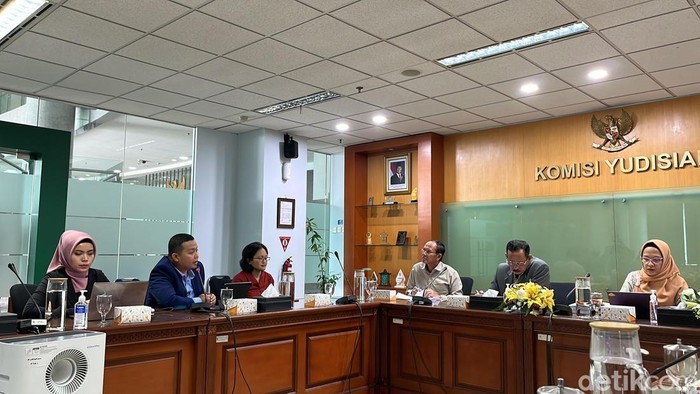 Pengacara Tom Lembong menyambangi KY mengadukan hakim praperadilan yang mengadili kliennya. (Rifka/detikcom).