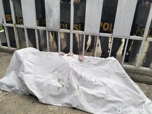 Asal-usul Tanah Kuburan yang Dibawa Demonstran ke KPU Manggarai Barat