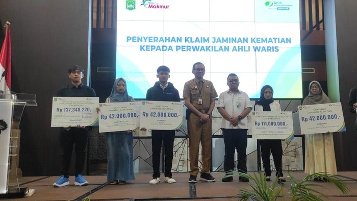Penyerahan santunan kepada anggota TPS Kabupaten Malang yang meninggal saat bertugas