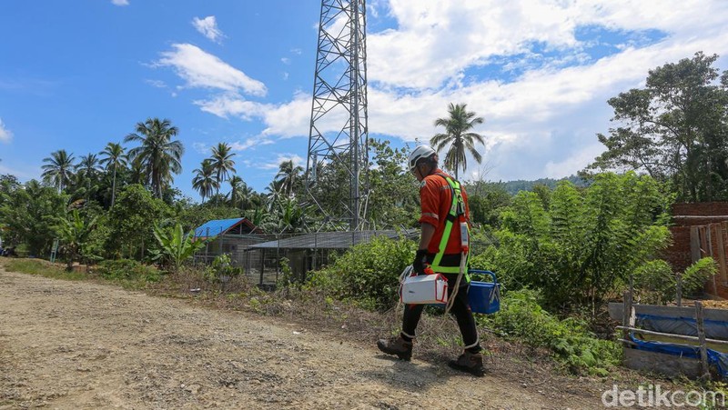 Teknisi Base Transceiver Station (BTS) BAKTI Komdigi, Achmad Nivan Adi Santoso, melakukan pekerjaan di Wawonii, Konawe Kepulauan, Sulawesi Tenggara.