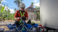 Teknisi Base Transceiver Station (BTS) BAKTI Komdigi, Achmad Nivan Adi Santoso, melakukan pekerjaan di Wawonii, Konawe Kepulauan, Sulawesi Tenggara.