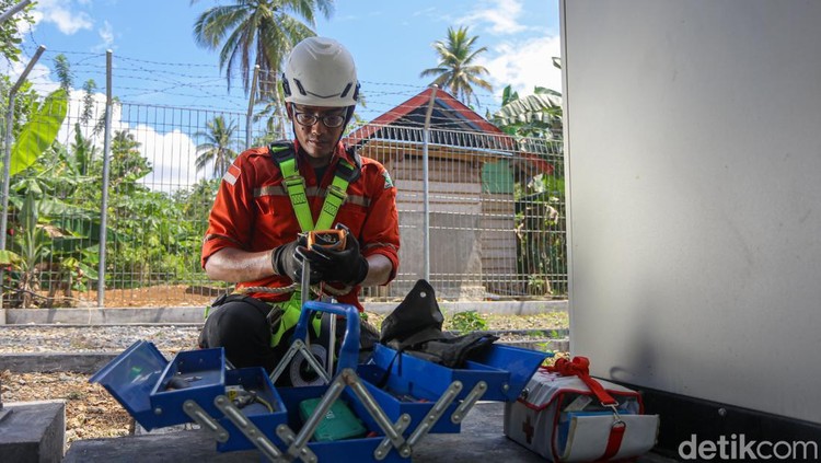Teknisi Base Transceiver Station (BTS) BAKTI Komdigi, Achmad Nivan Adi Santoso, melakukan pekerjaan di Wawonii, Konawe Kepulauan, Sulawesi Tenggara.