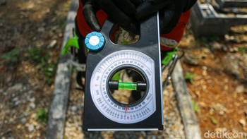 Selama 11 tahun menjadi teknisi BTS, Adi mengaku banyak suka duka yang dialaminya. Selain harus jauh dari keluarga, ia juga pernah mengalami berbagai ancaman, termasuk dihadang parang.  