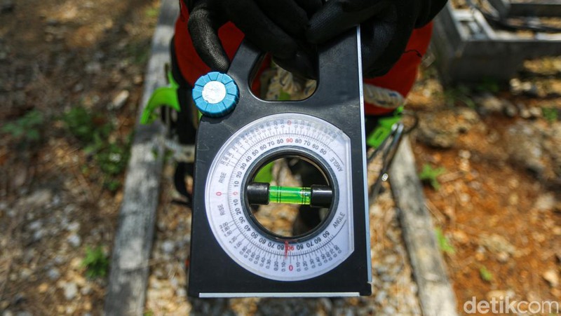 Teknisi Base Transceiver Station (BTS) BAKTI Komdigi, Achmad Nivan Adi Santoso, melakukan pekerjaan di Wawonii, Konawe Kepulauan, Sulawesi Tenggara.