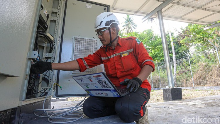 Teknisi Base Transceiver Station (BTS) BAKTI Komdigi, Achmad Nivan Adi Santoso, melakukan pekerjaan di Wawonii, Konawe Kepulauan, Sulawesi Tenggara.