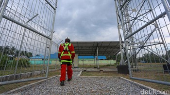 Hal inilah yang dirasakan teknisi Base Transceiver Station (BTS) milik Badan Aksesibilitas Telekomunikasi dan Informasi (BAKTI) Kementerian Komunikasi dan Digital atau Komdigi Achmad Nivan Adi Santoso.  
