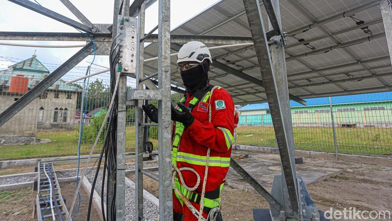 Teknisi Base Transceiver Station (BTS) BAKTI Komdigi, Achmad Nivan Adi Santoso, melakukan pekerjaan di Wawonii, Konawe Kepulauan, Sulawesi Tenggara.