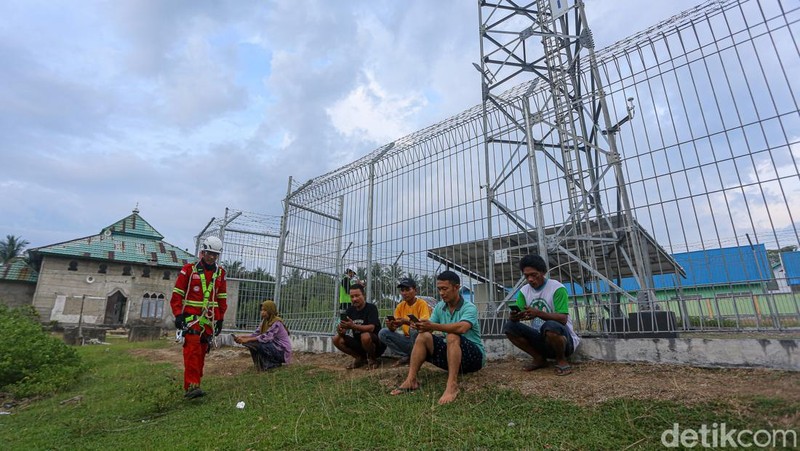 Teknisi Base Transceiver Station (BTS) BAKTI Komdigi, Achmad Nivan Adi Santoso, melakukan pekerjaan di Wawonii, Konawe Kepulauan, Sulawesi Tenggara.