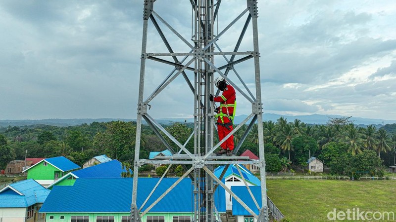 Teknisi Base Transceiver Station (BTS) BAKTI Komdigi, Achmad Nivan Adi Santoso, melakukan pekerjaan di Wawonii, Konawe Kepulauan, Sulawesi Tenggara.