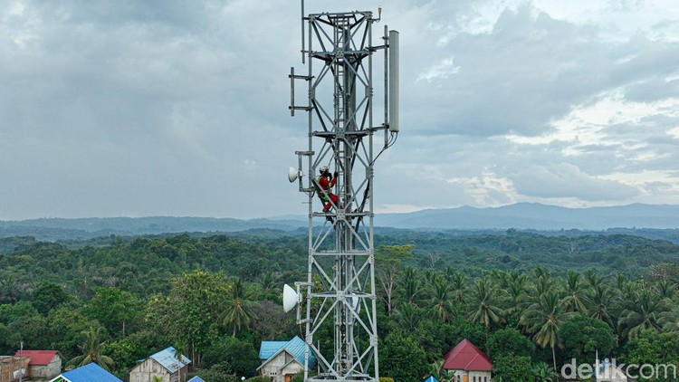 Teknisi Base Transceiver Station (BTS) BAKTI Komdigi, Achmad Nivan Adi Santoso, melakukan pekerjaan di Wawonii, Konawe Kepulauan, Sulawesi Tenggara.