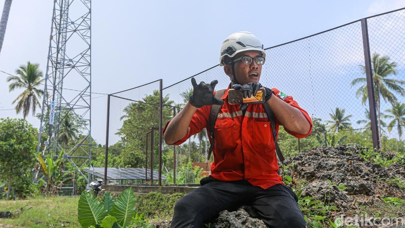 Teknisi Base Transceiver Station (BTS) BAKTI Komdigi, Achmad Nivan Adi Santoso, melakukan pekerjaan di Wawonii, Konawe Kepulauan, Sulawesi Tenggara.