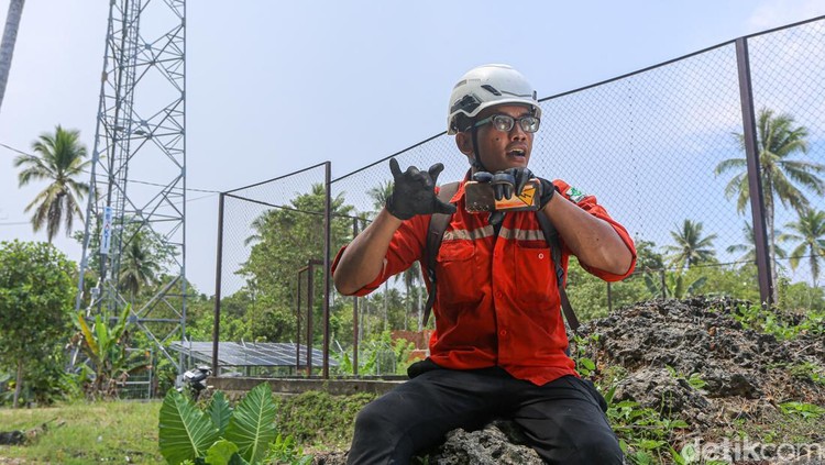Perjuangan Teknisi BTS Jaga Sinyal di Konawe Kepulauan Teknisi Base Transceiver Station (BTS) BAKTI Komdigi, Achmad Nivan Adi Santoso, melakukan pekerjaan di Wawonii, Konawe Kepulauan, Sulawesi Tenggara.