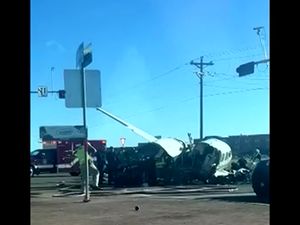 Video: Pesawat Kecil Jatuh di Jalan Raya Texas, 4 Orang Terluka