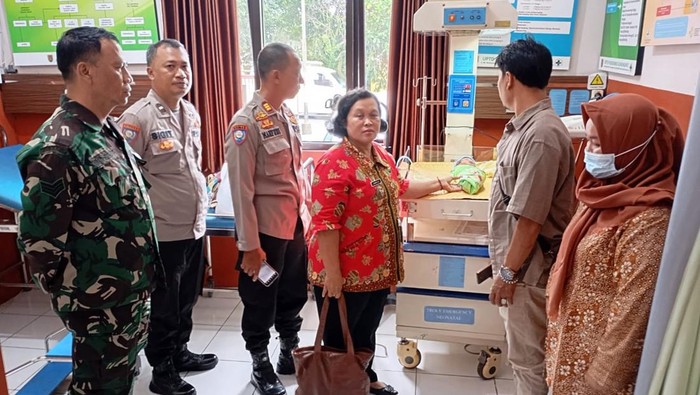 Petugas mengecek bayi laki-laki yang ditemukan di depan panti asuhan di Semarang, Kamis (12/12/2024).