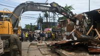 Sebuah alat berat bersiap melakukan pembongkaran kios di jalan Merdeka, Kota Bogor, Jawa Barat, Kamis (12/12/2024).