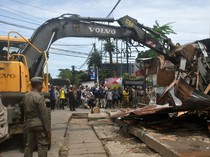 Puluhan Kios Pedagang di Jalan Merdeka Kota Bogor Dibongkar Paksa