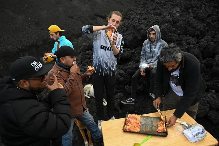 Pizza unik dimasak di atas gunung berapi aktif