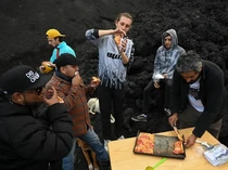 Wouw! Chef Ini Bikin Pizza di Atas Gunung Berapi yang Aktif